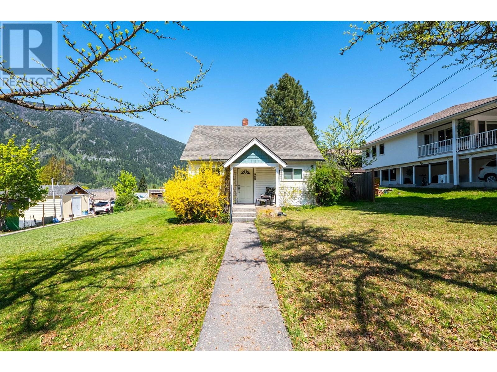 809 Davies St, Nelson, BC V1L 3T6