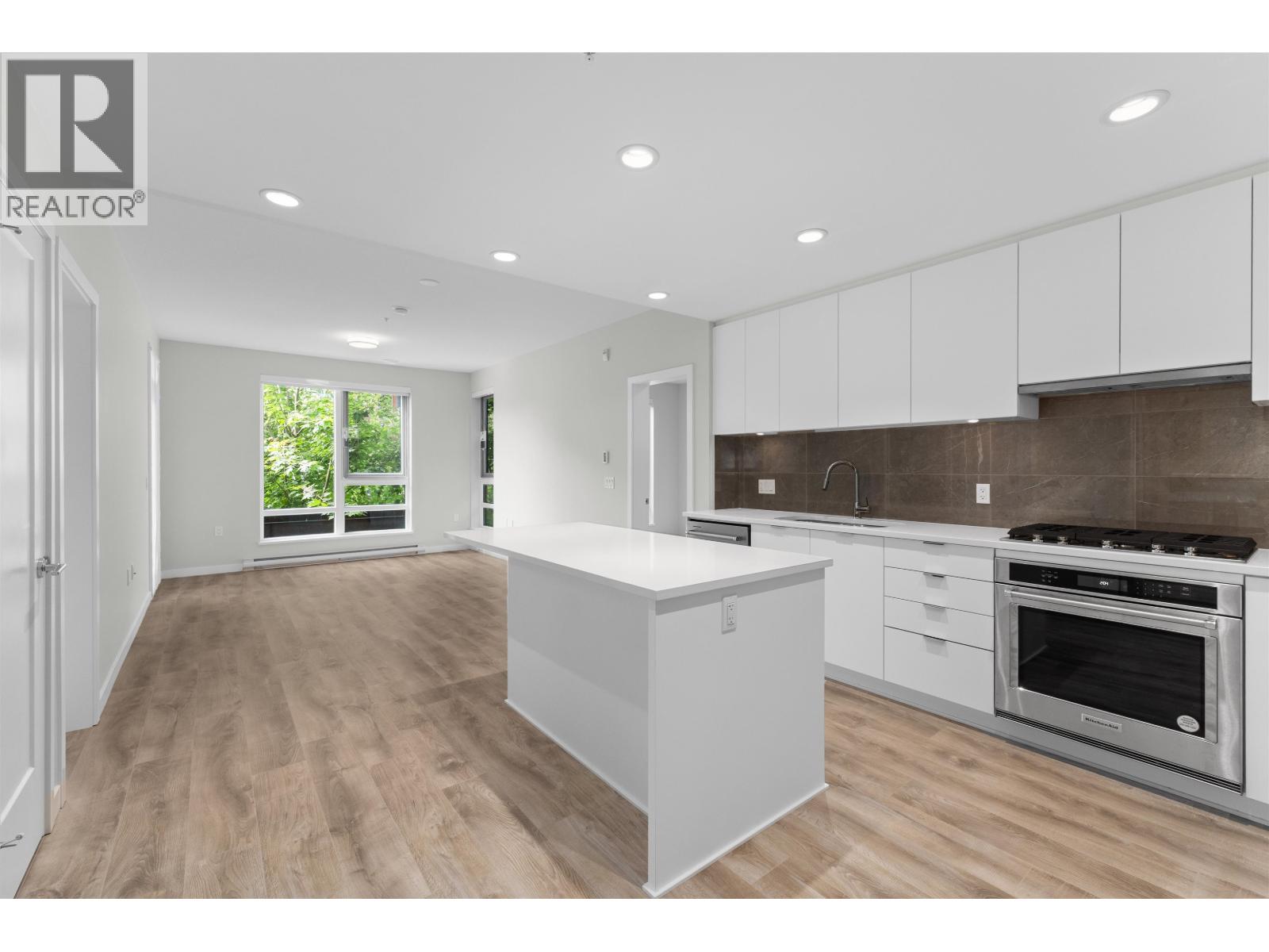 615 Cottonwood Avenue Unit 216, Coquitlam, BC V3J 2S5