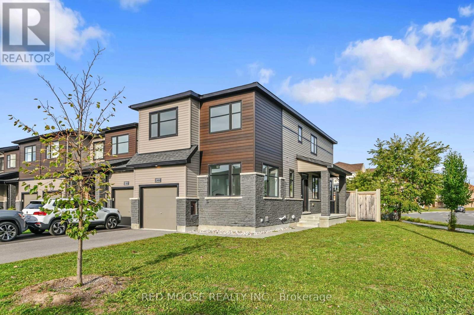 833 Dynasty St, Ottawa, ON K4A 4T7