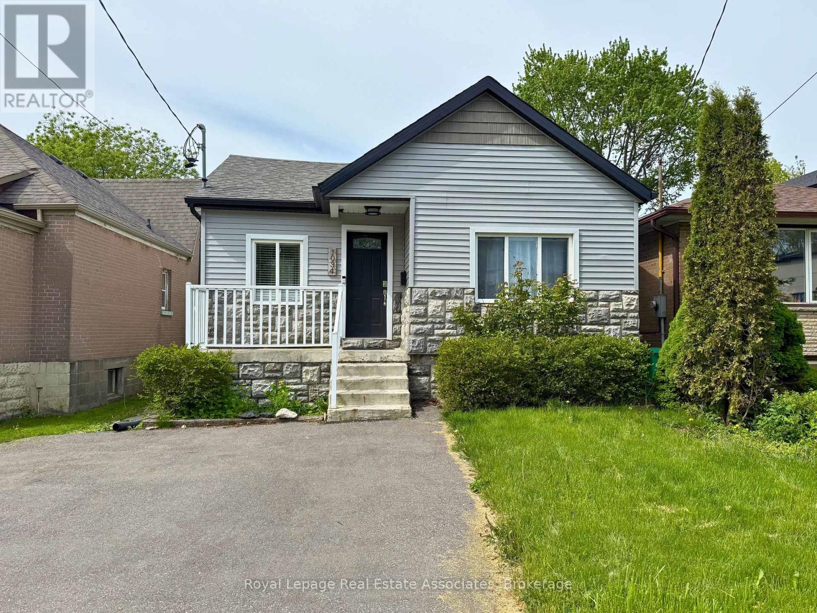 1034 Meredith Ave, Mississauga, ON L5E 2C7
