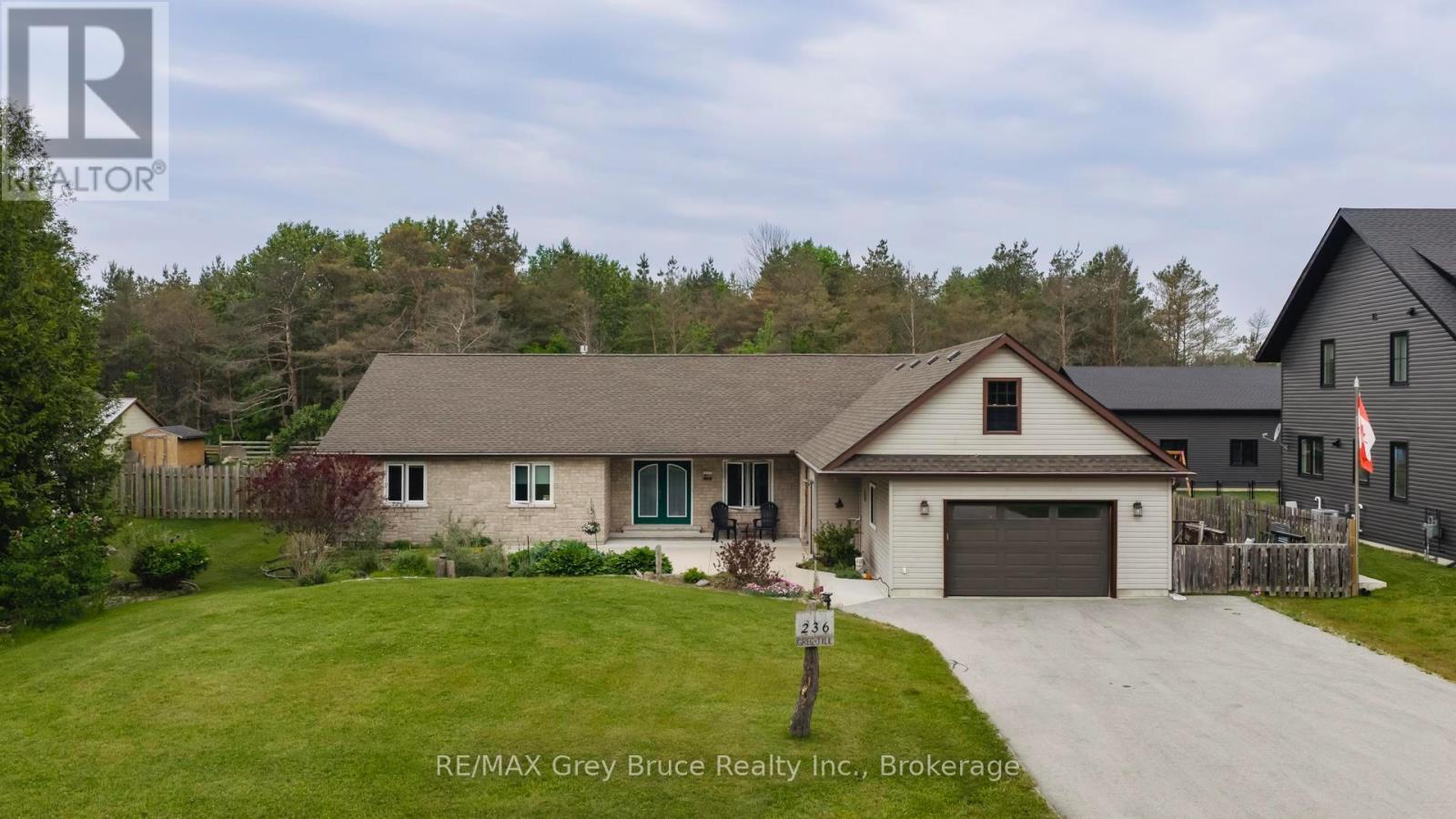 236 Bruce St, South Bruce Peninsula, ON N0H 2T0
