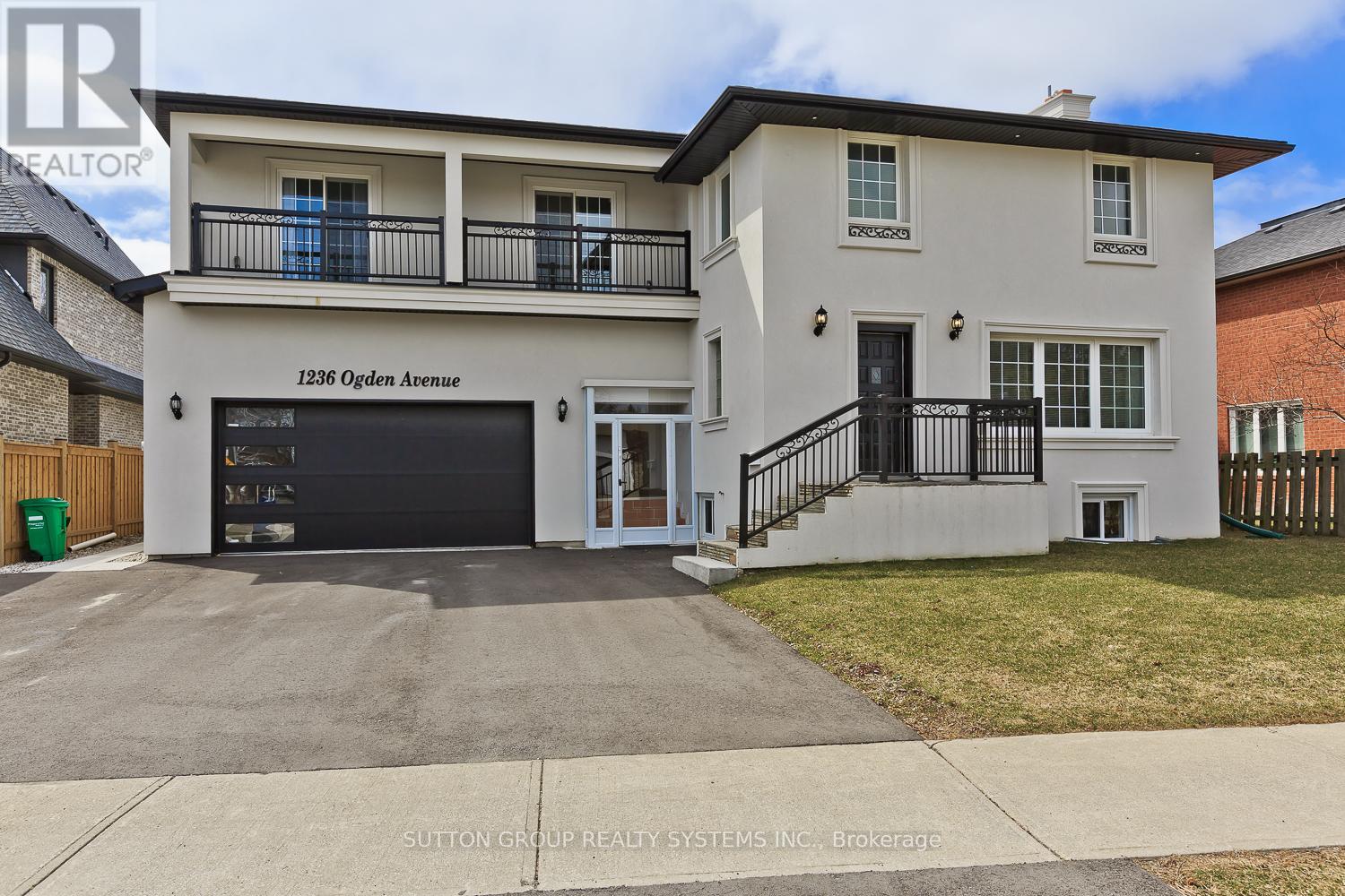 1236 Ogden Ave, Mississauga, ON L5E 2H4