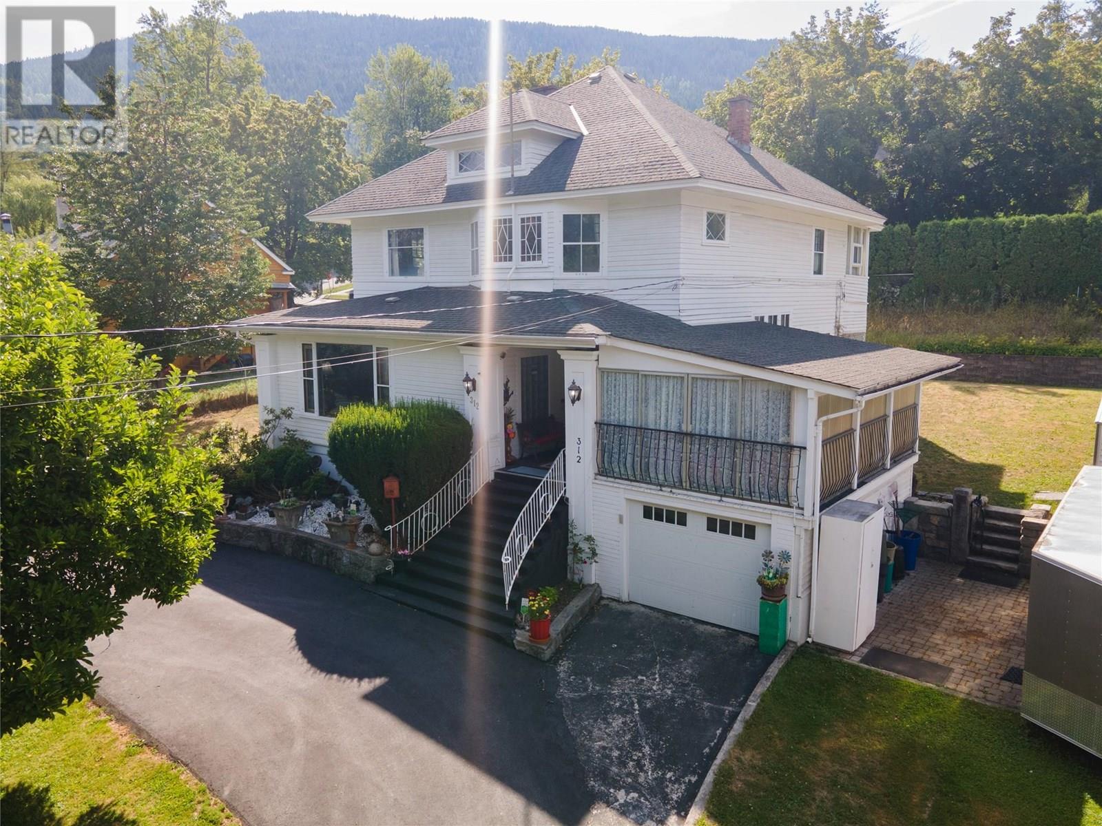 312 Latimer St, Nelson, BC V1L 4T6