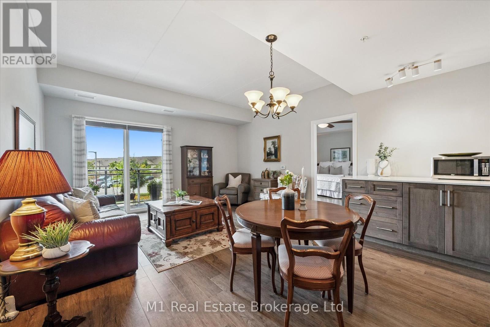 215 35 Kingsbury Sq, Guelph, ON N1L 1B3