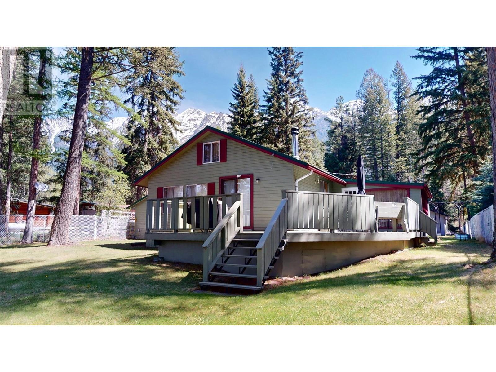 2401 Garbutts Lake Rd, Fort Steele, BC V0B 2J0