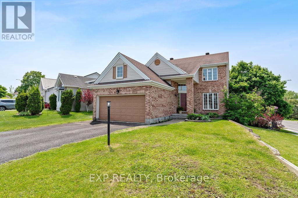 2 Bonnechere Dr, Ottawa, ON K2M 2A5