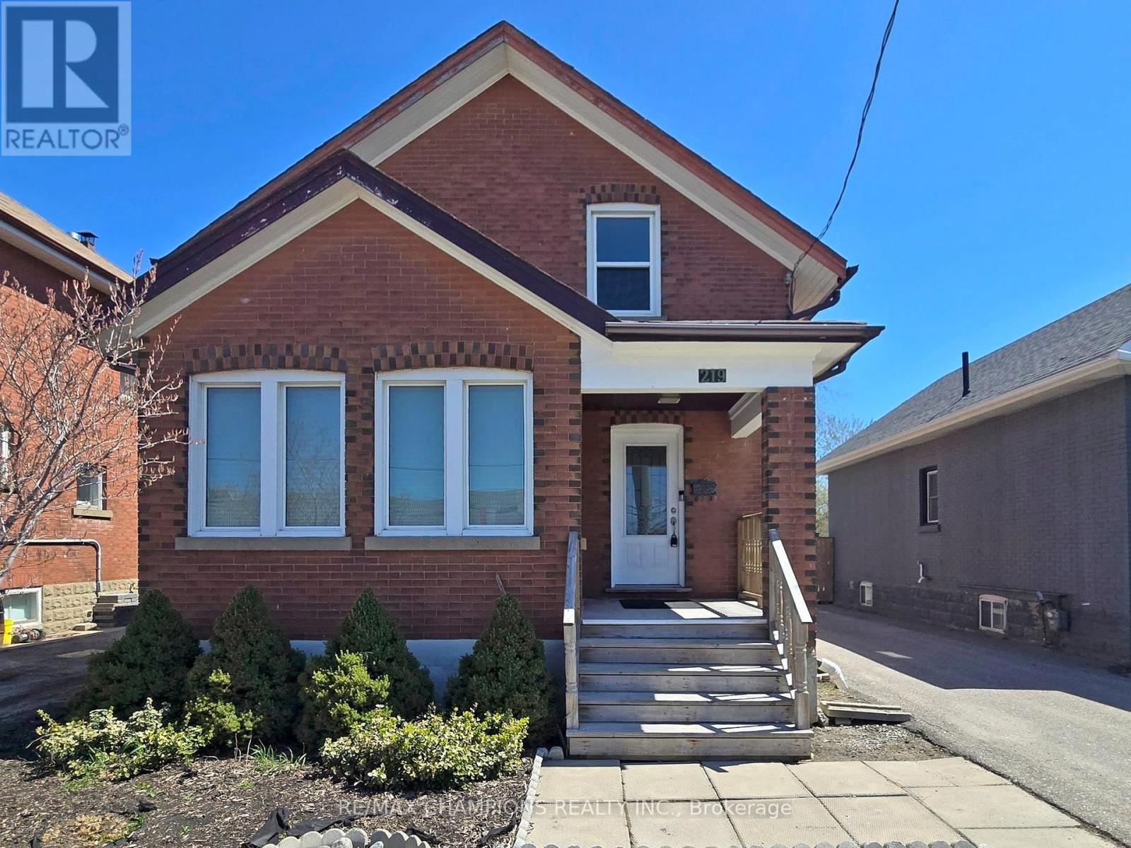 219 Queen St W, Brampton, ON L6Y 1M6
