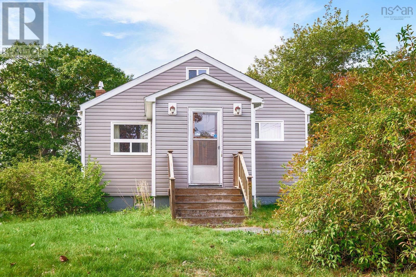 9 Aurora Ave, Halifax, NS B3P 1H3