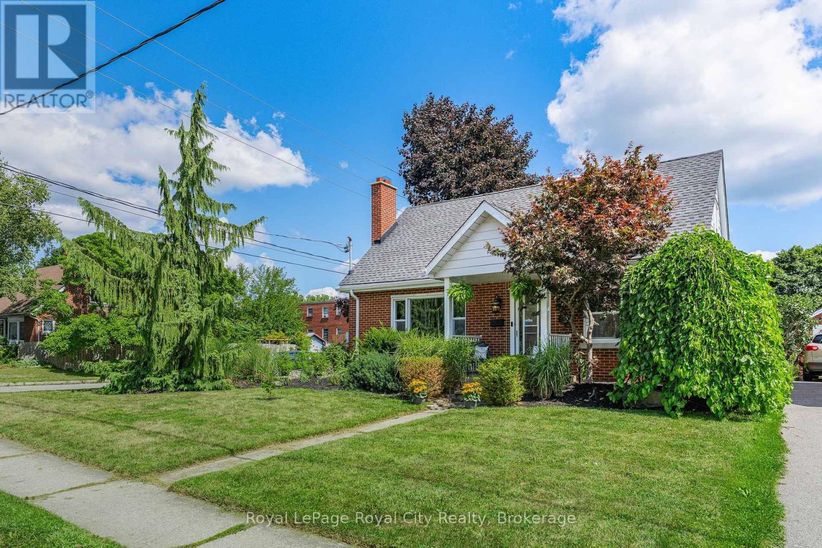 15 Dudhope Ave, Cambridge, ON N1R 4T2