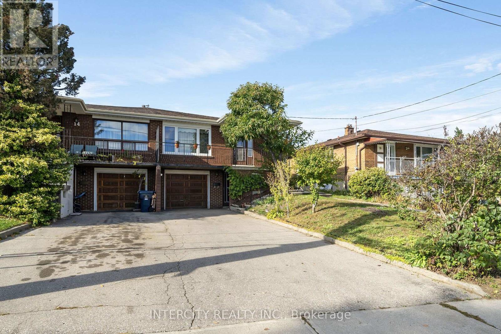 16 Seacliff Blvd, Toronto, ON M9L 2G4