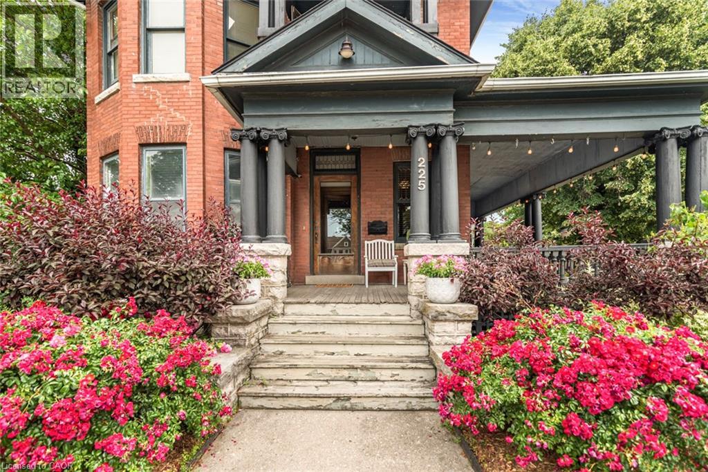 225 Broad St E, Dunnville, ON N1A 1G1
