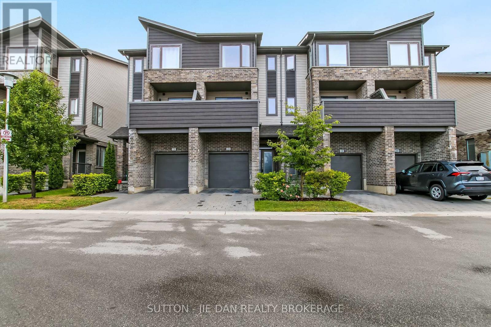 236 1960 Dalmagarry Rd, London, ON N6G 0T8