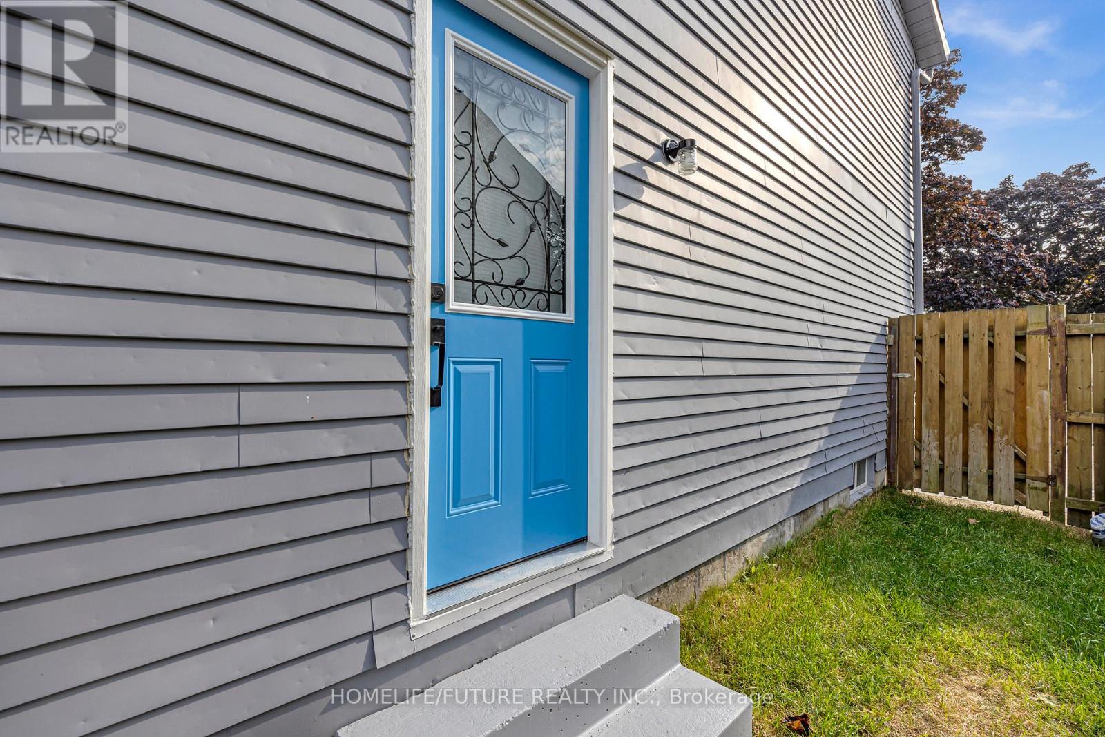 315 Limerick St, Oshawa, ON L1J 6K8