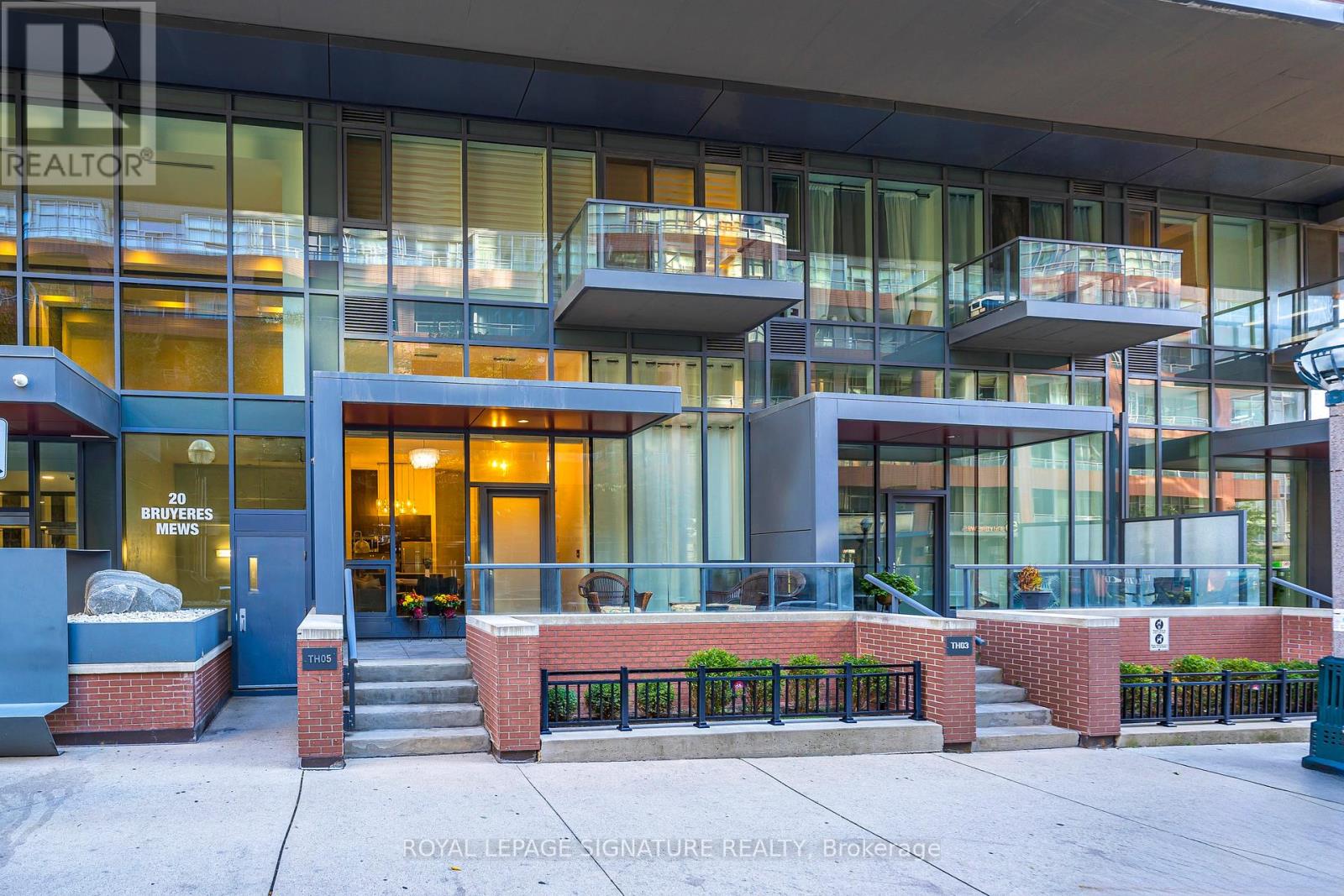 20 Bruyeres Mews, Toronto, ON M5V 0G8