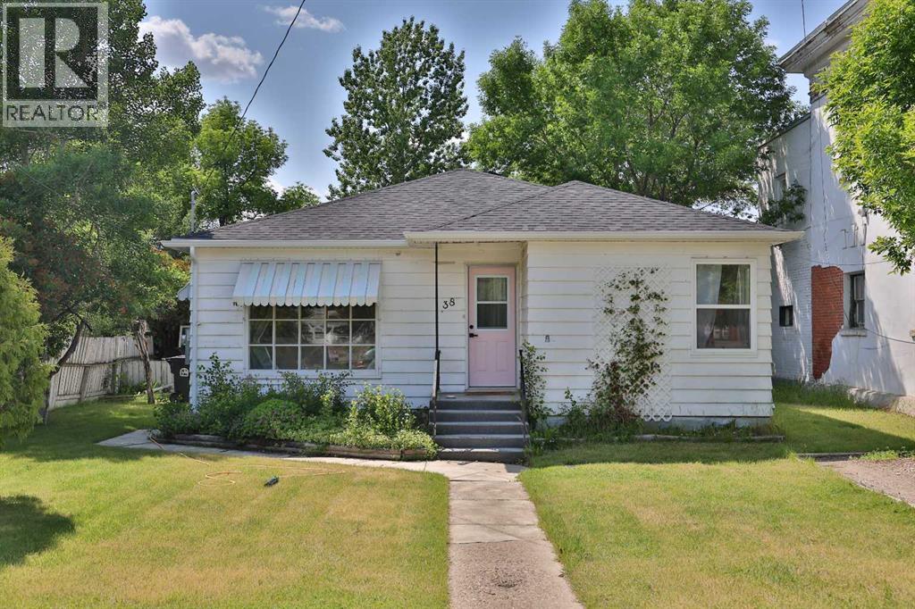 38 Broadway S, Raymond, AB T0K 2S0