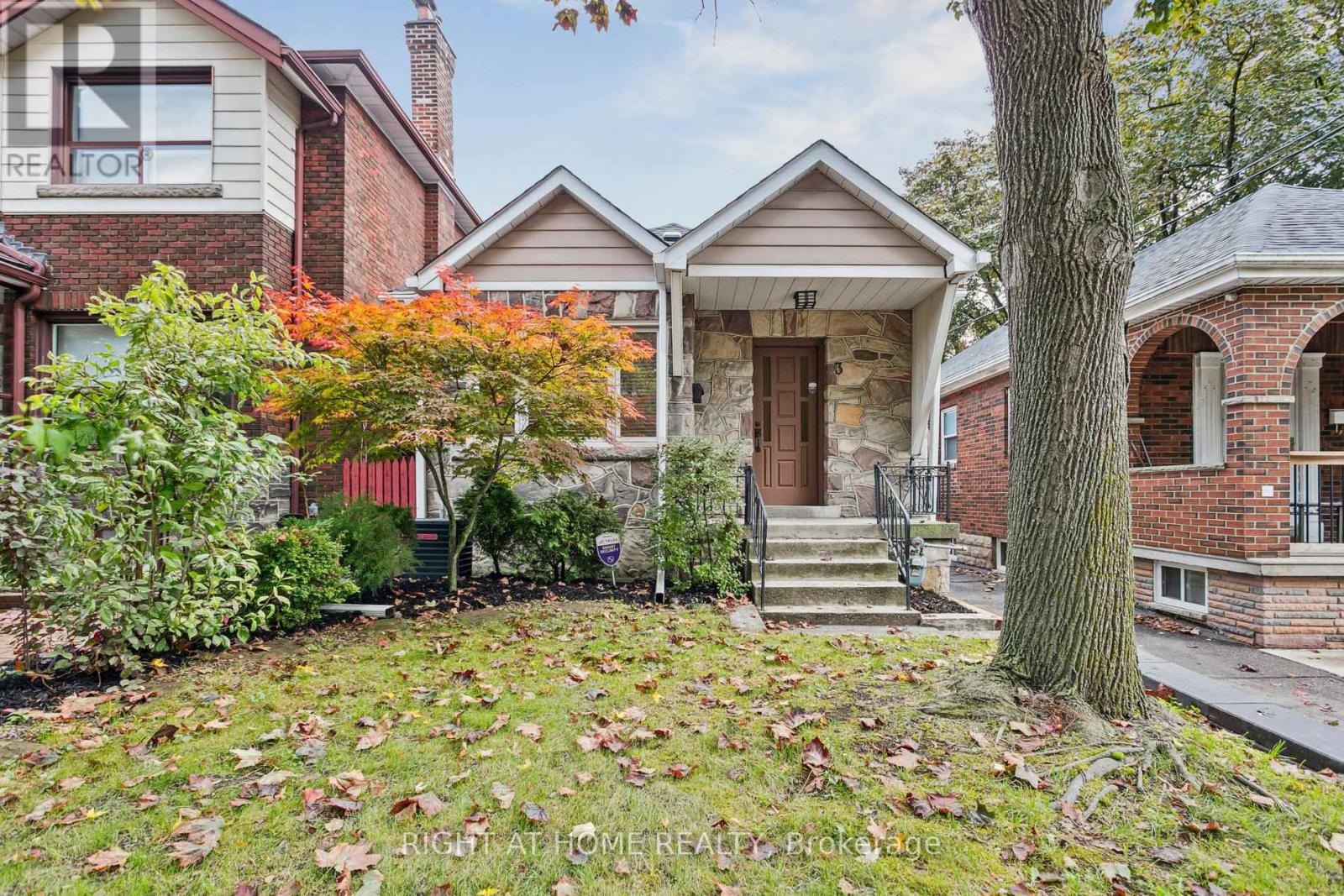 3 Roseneath Gdns, Toronto, ON M6C 3X5