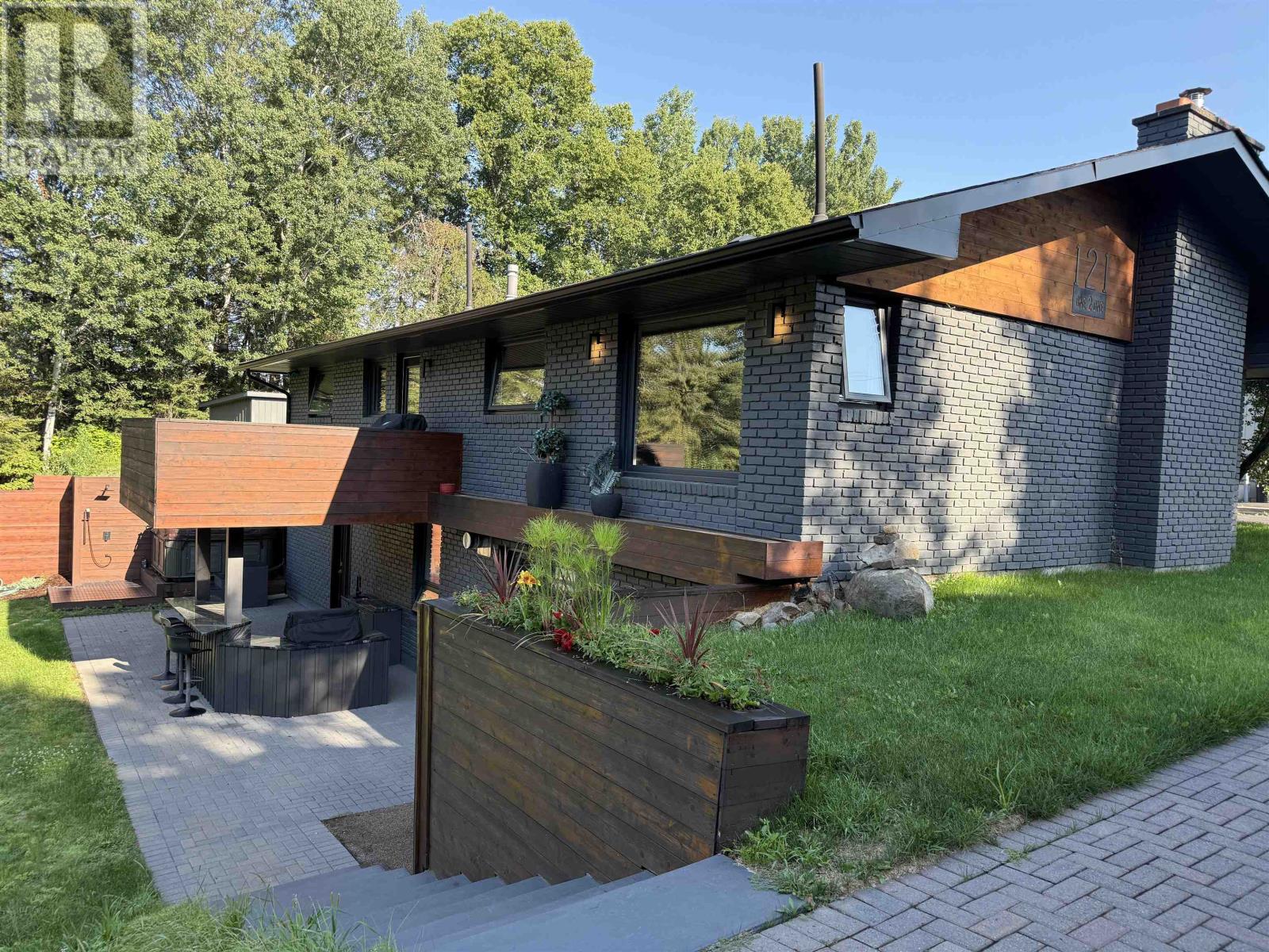 121 Chercover Dr, Thunder Bay, ON P7G 1A7