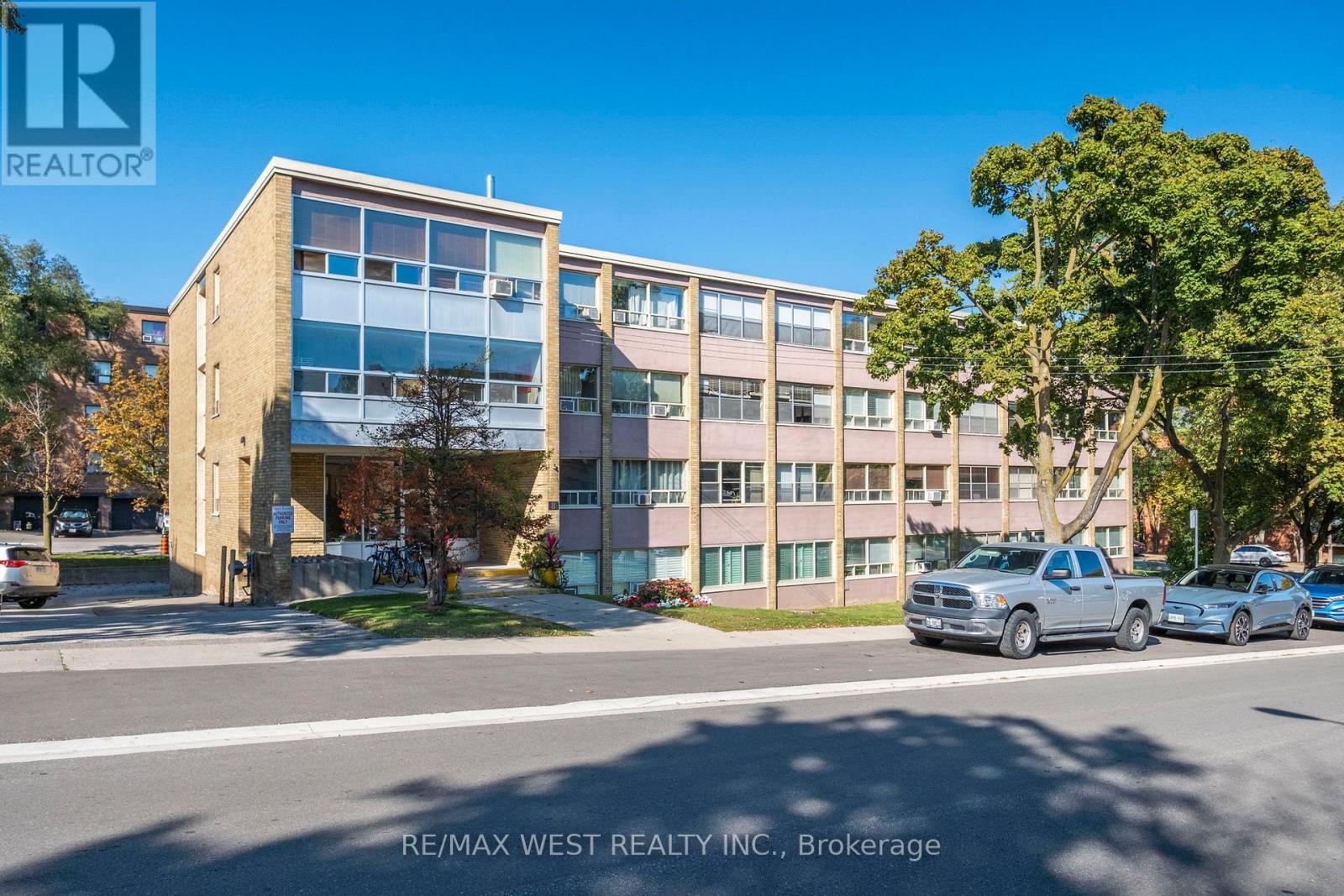 8 Kinsdale Blvd, Toronto, ON M8Y 1T9