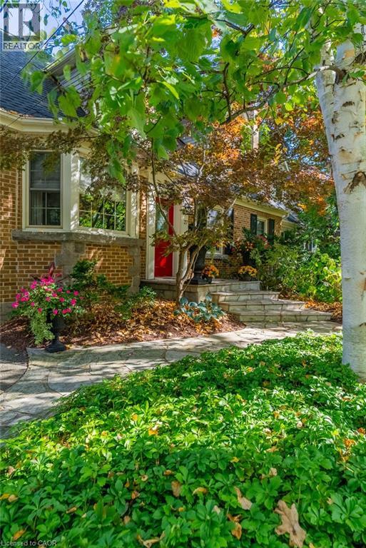 27 Lovers Ln, Hamilton, ON L9G 1K8