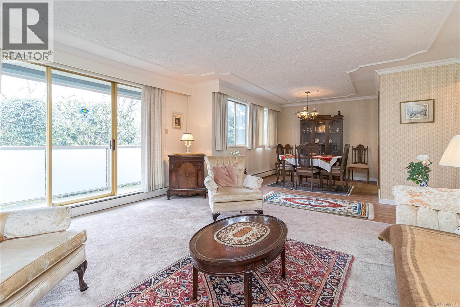 1025 Inverness Rd Unit 302 Rd, Saanich, BC V8X 2S2