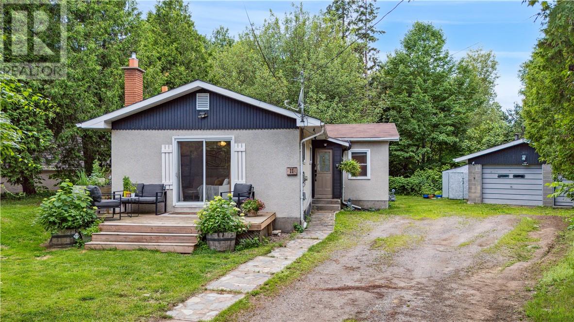 11 Michael Ave, Lively, ON P3Y 1N1