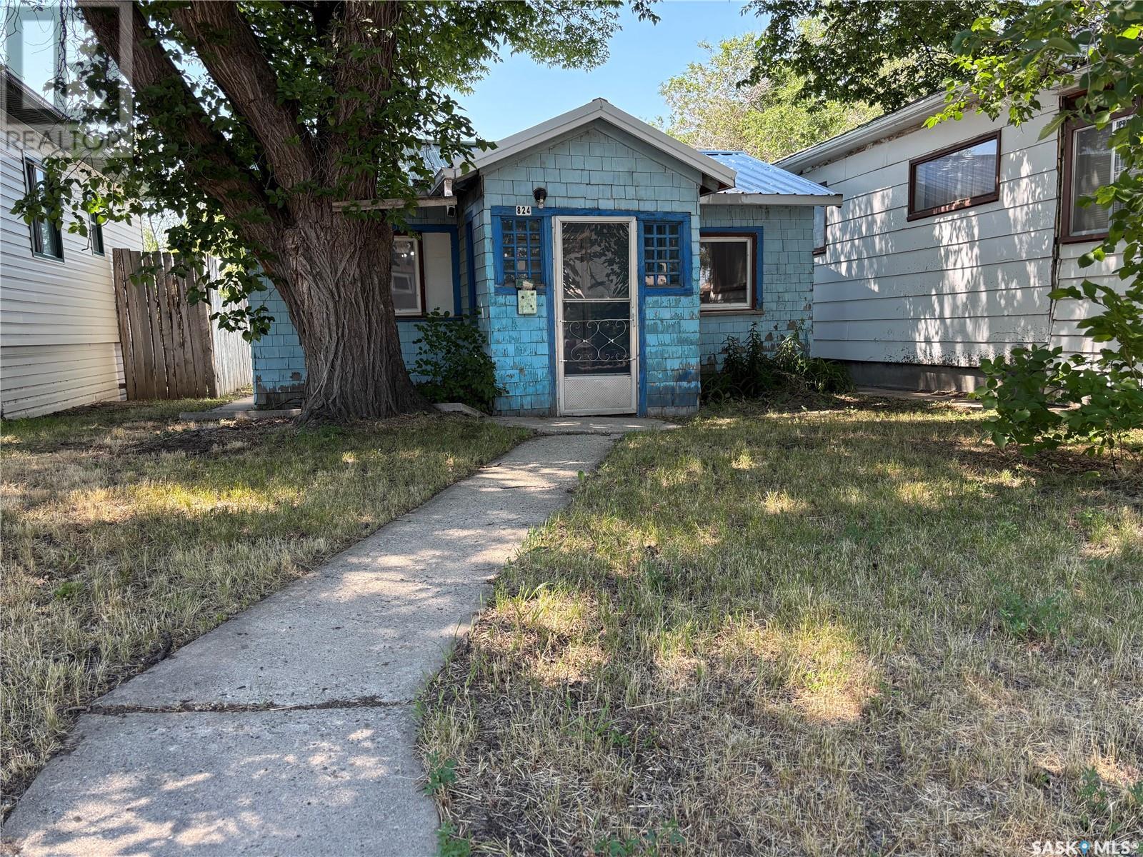824 Cartier Ave, Moose Jaw, SK S6H 1M1