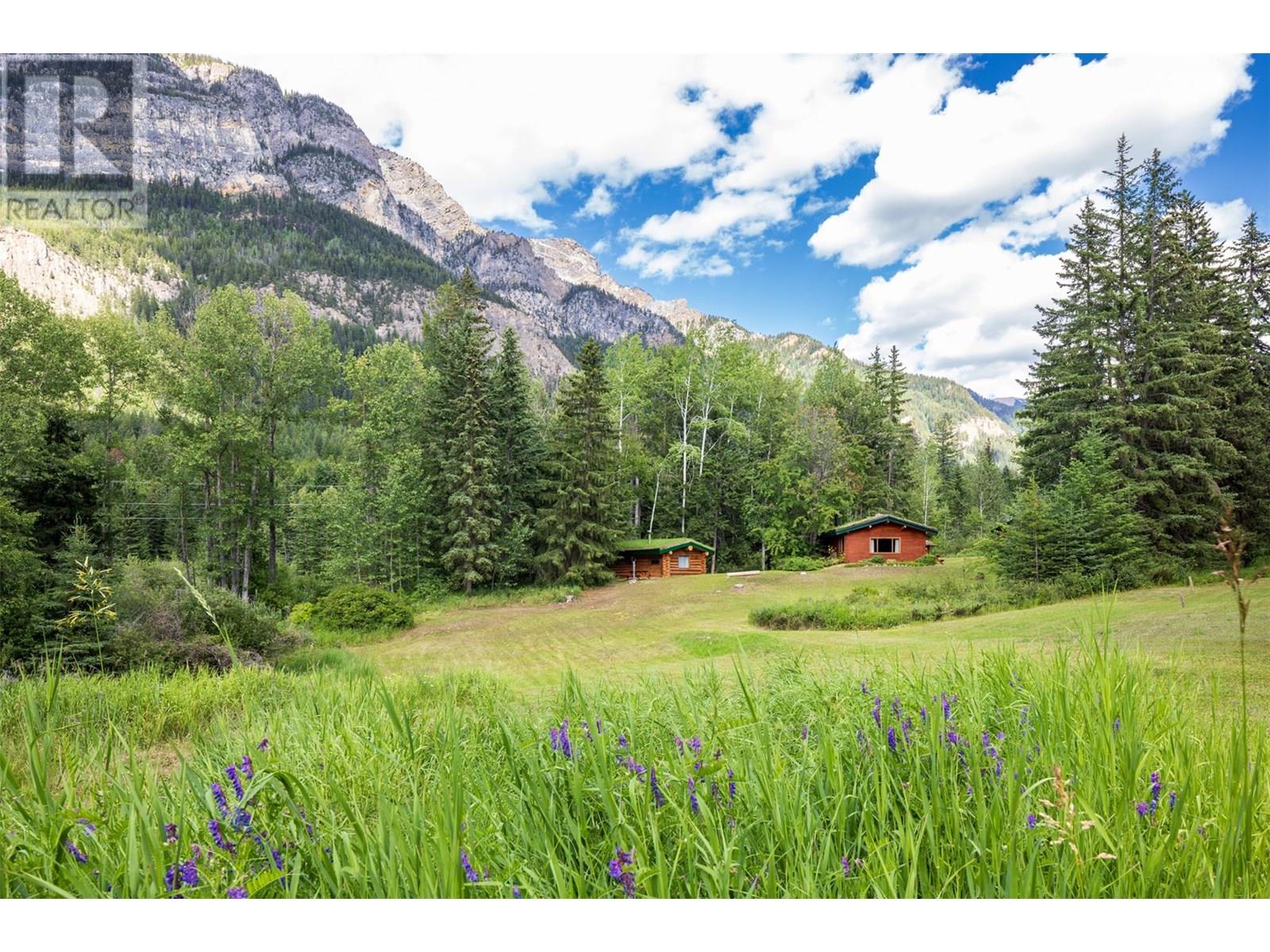 1739 Campbell Rd, Golden, BC V0A 1H7