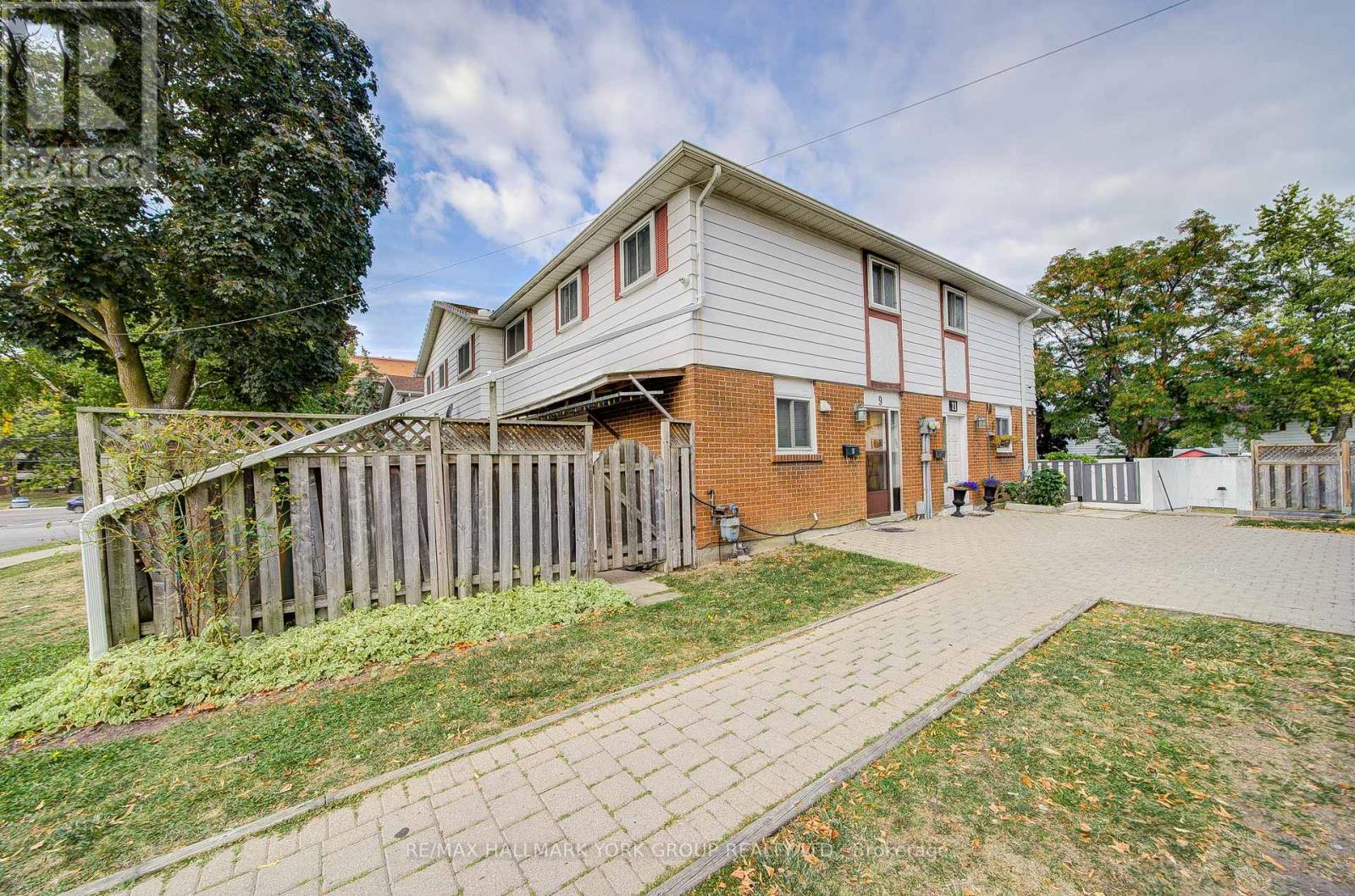 9 Bur Oak Way, Toronto, ON M3L 2G3