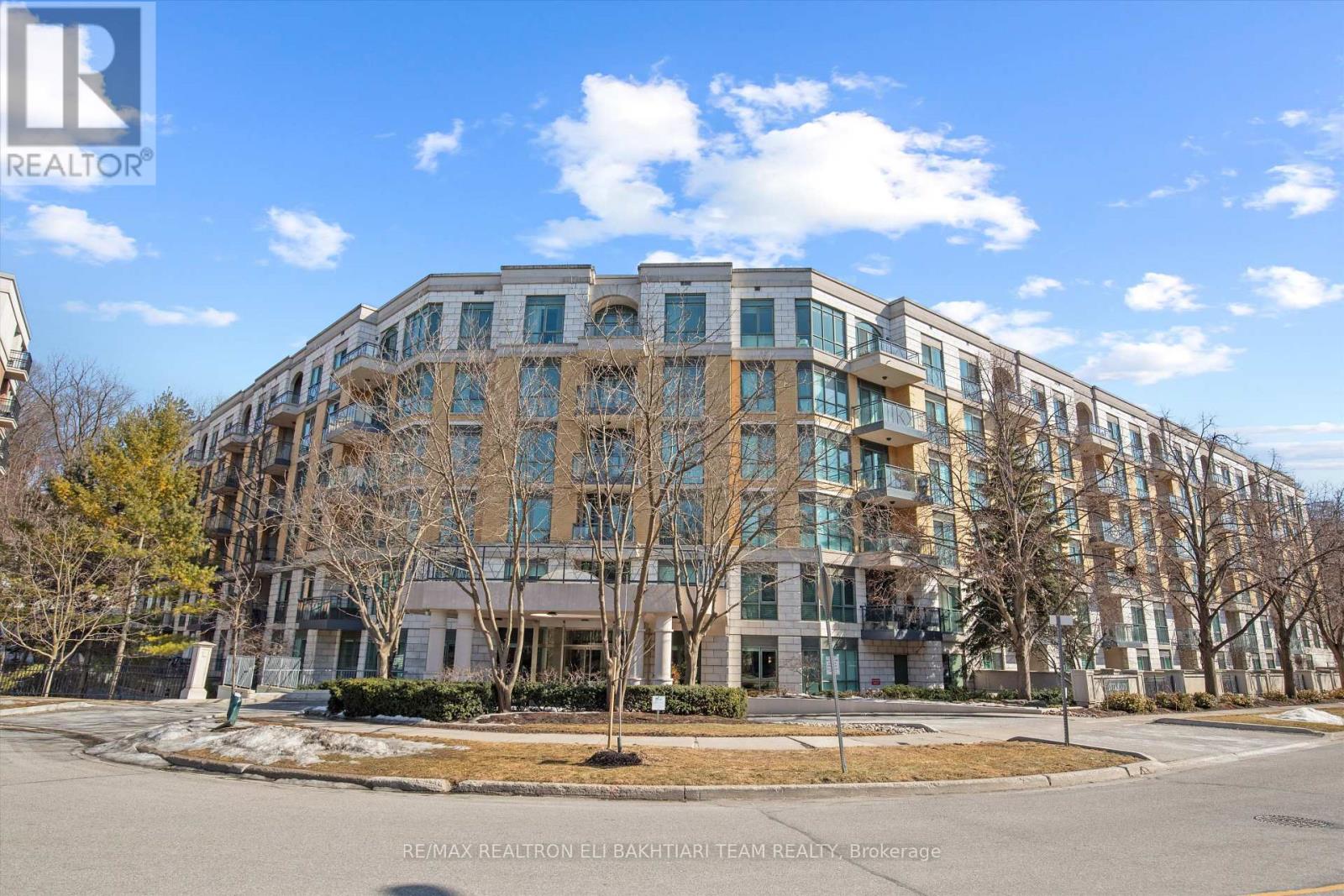 618 11 William Carson Cres, Toronto, ON M2P 2G1