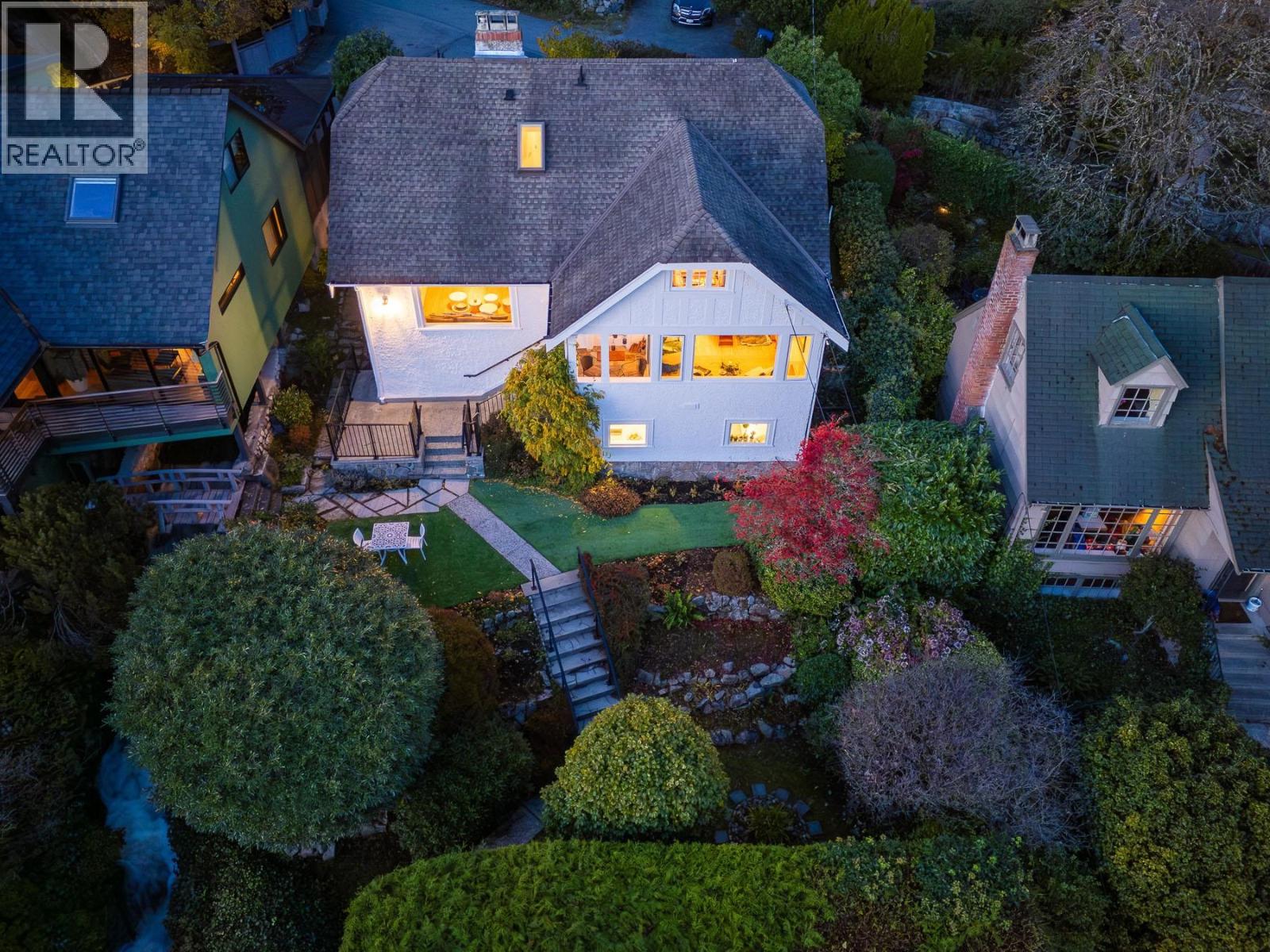 3260 Travers Ave, West Vancouver, BC V7V 1G5