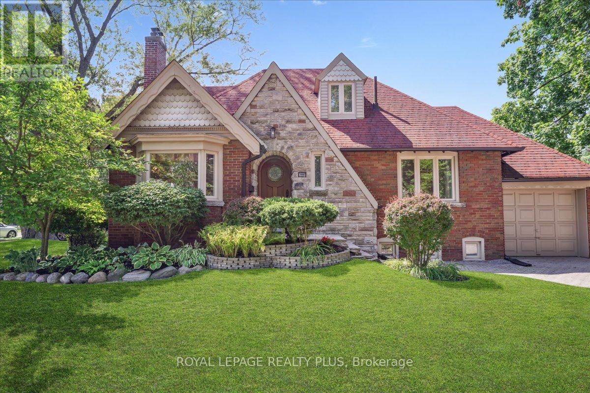1048 Royal York Rd, Toronto, ON M8X 2G7
