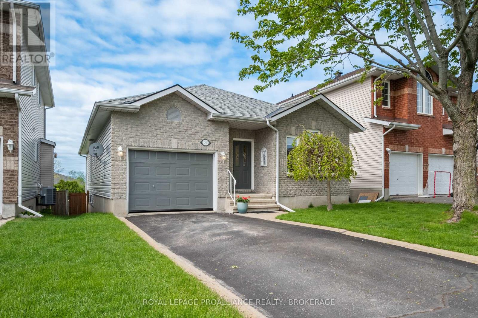 34 Schooner Dr, Kingston, ON K7K 7J8