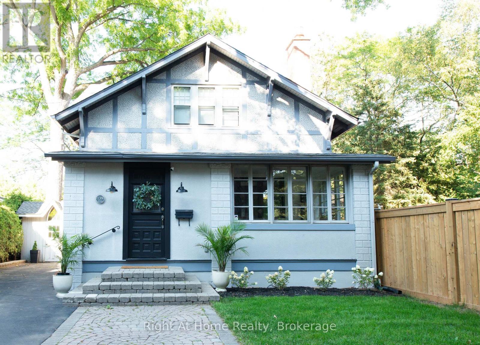 139 Allan St, Oakville, ON L6J 3N4