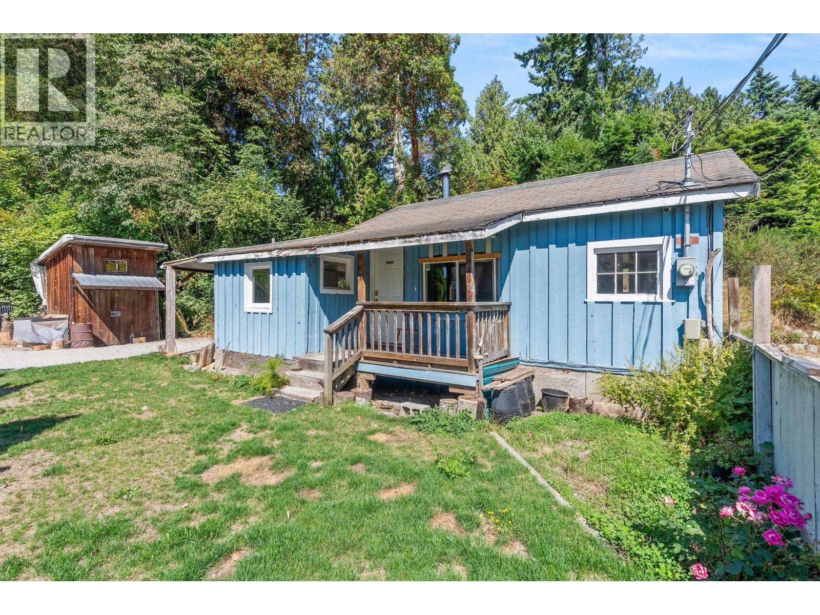 4604 Whitaker, Sechelt, BC V7Z 0E4