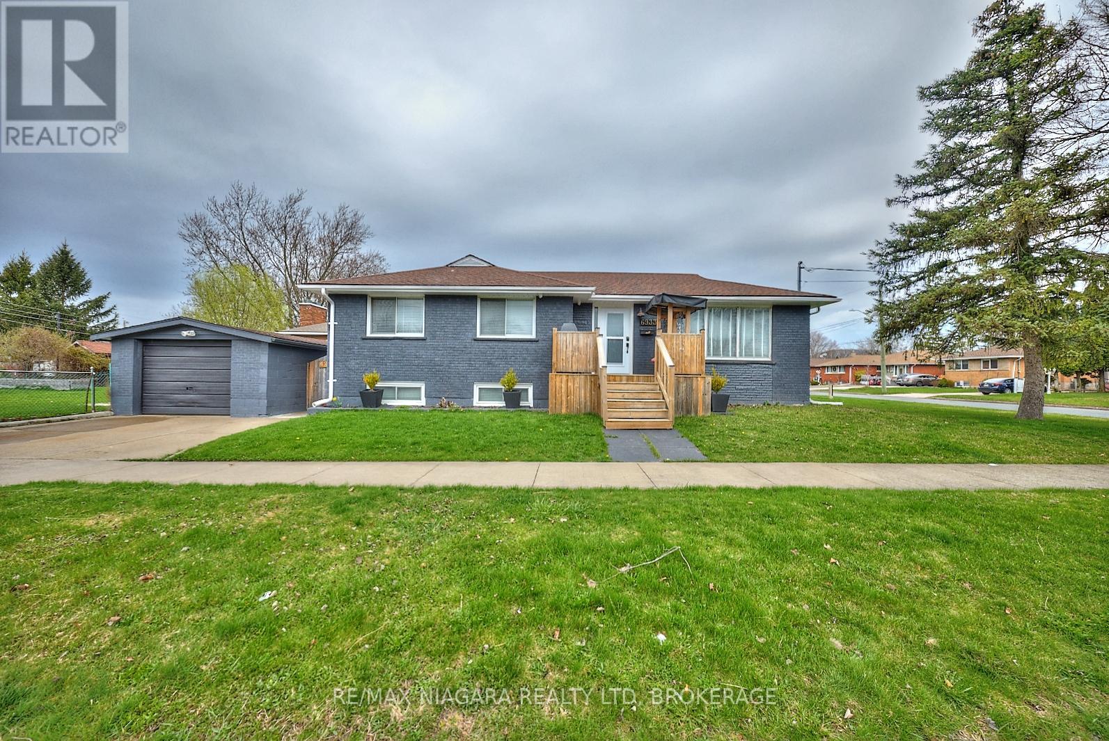 6933 Hagar Ave, Niagara Falls, ON L2G 5M6