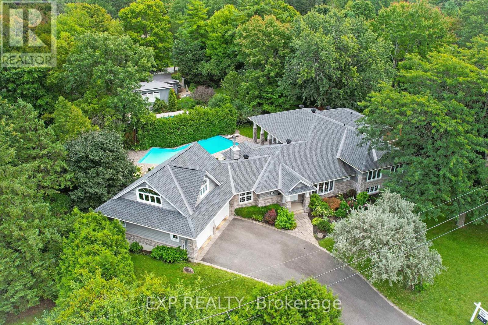 72 Delong Dr, Ottawa, ON K1J 7E1