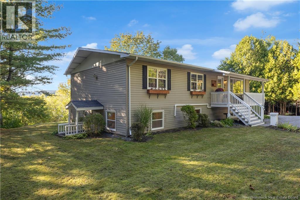 107 Robin Hood Ln, Quispamsis, NB E2E 1E9