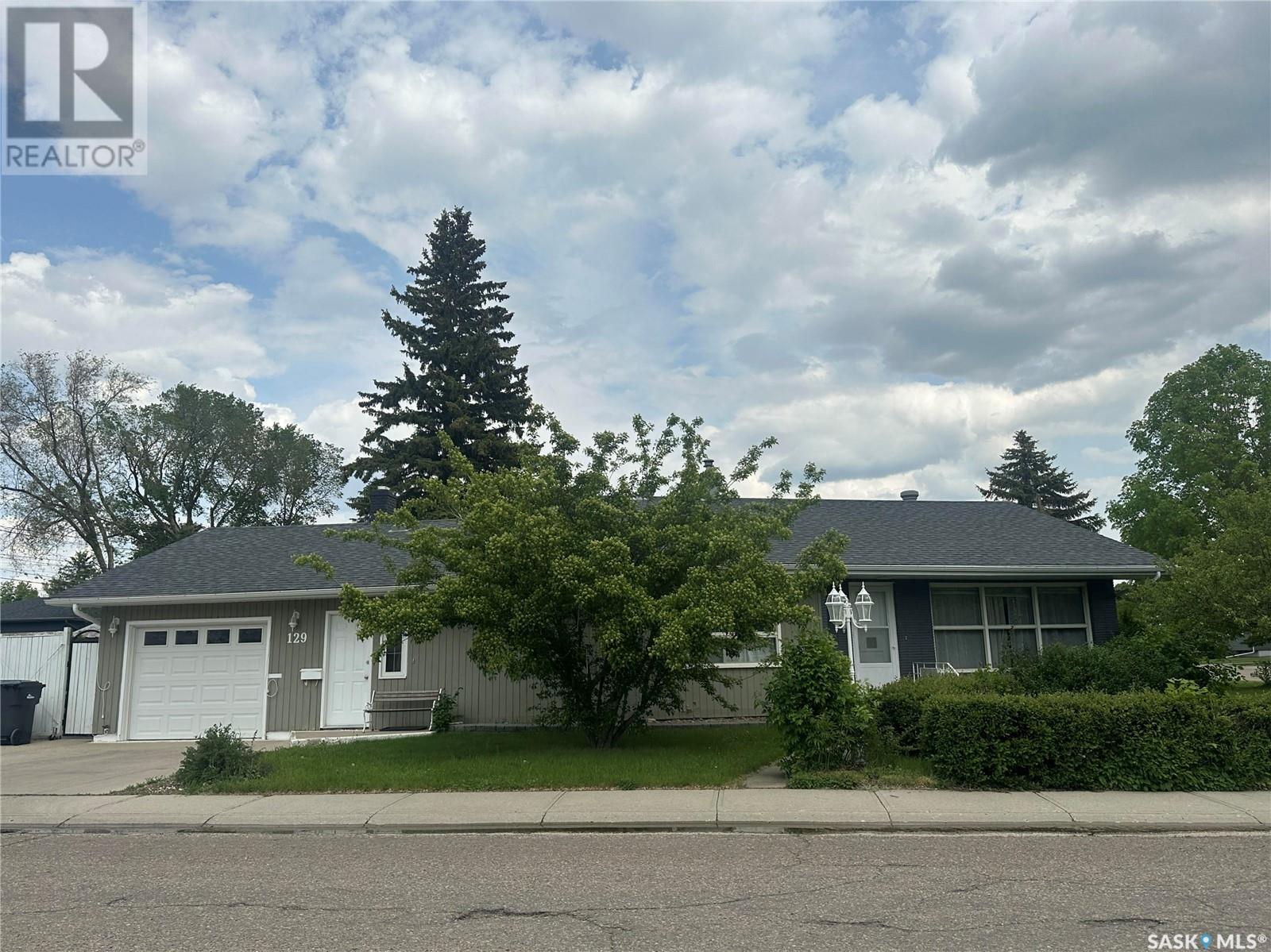 129 Birch Dr, Weyburn, SK S4H 0S6