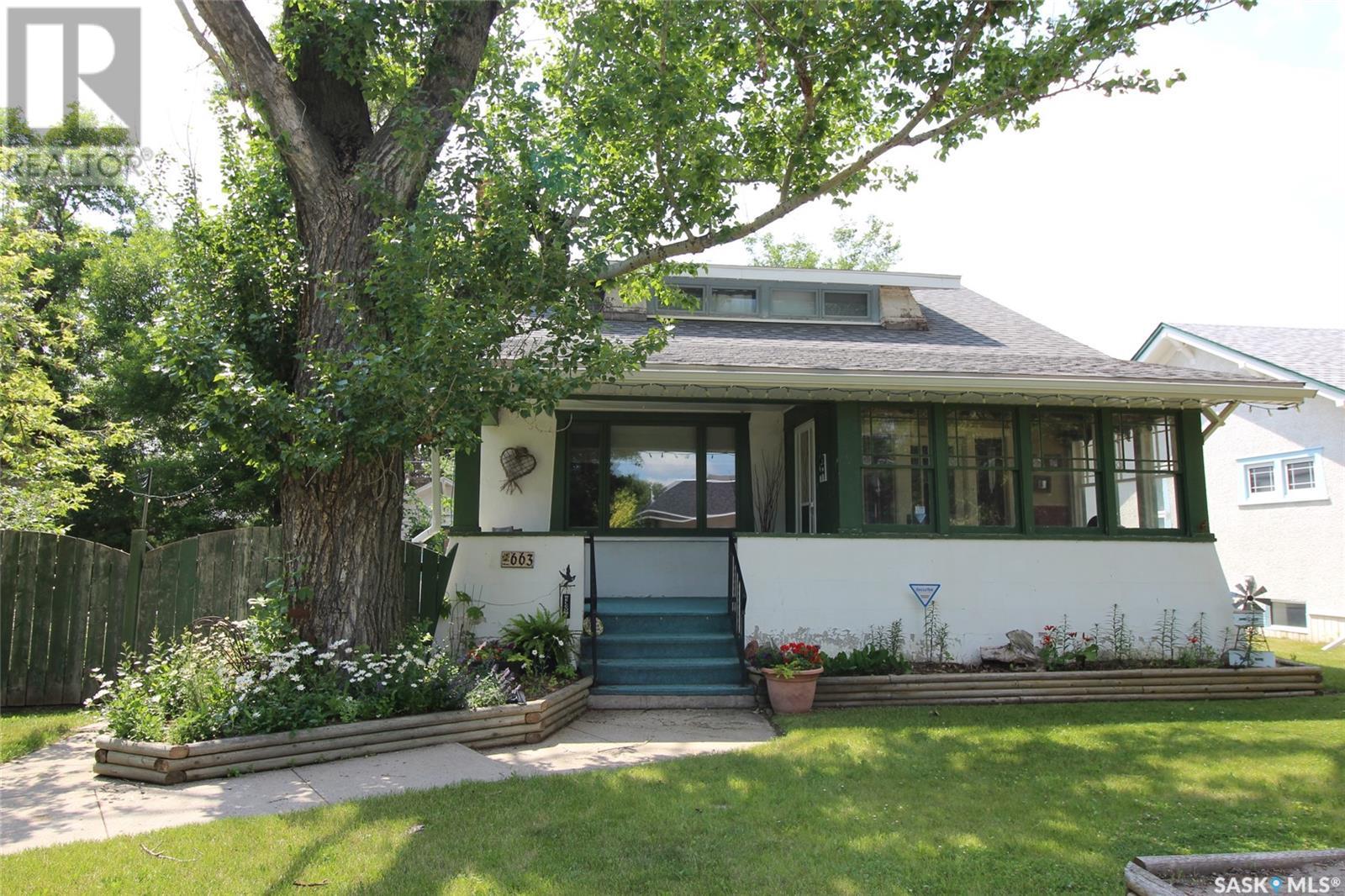 663 2 Street East, Shaunavon, SK S0N 2M0