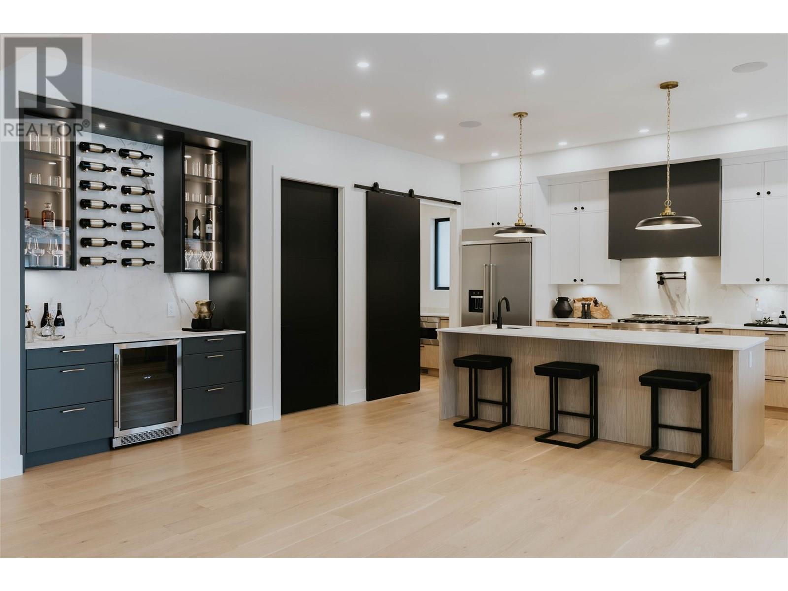 5533 Foothill Ct, Kelowna, BC V1W 0C4