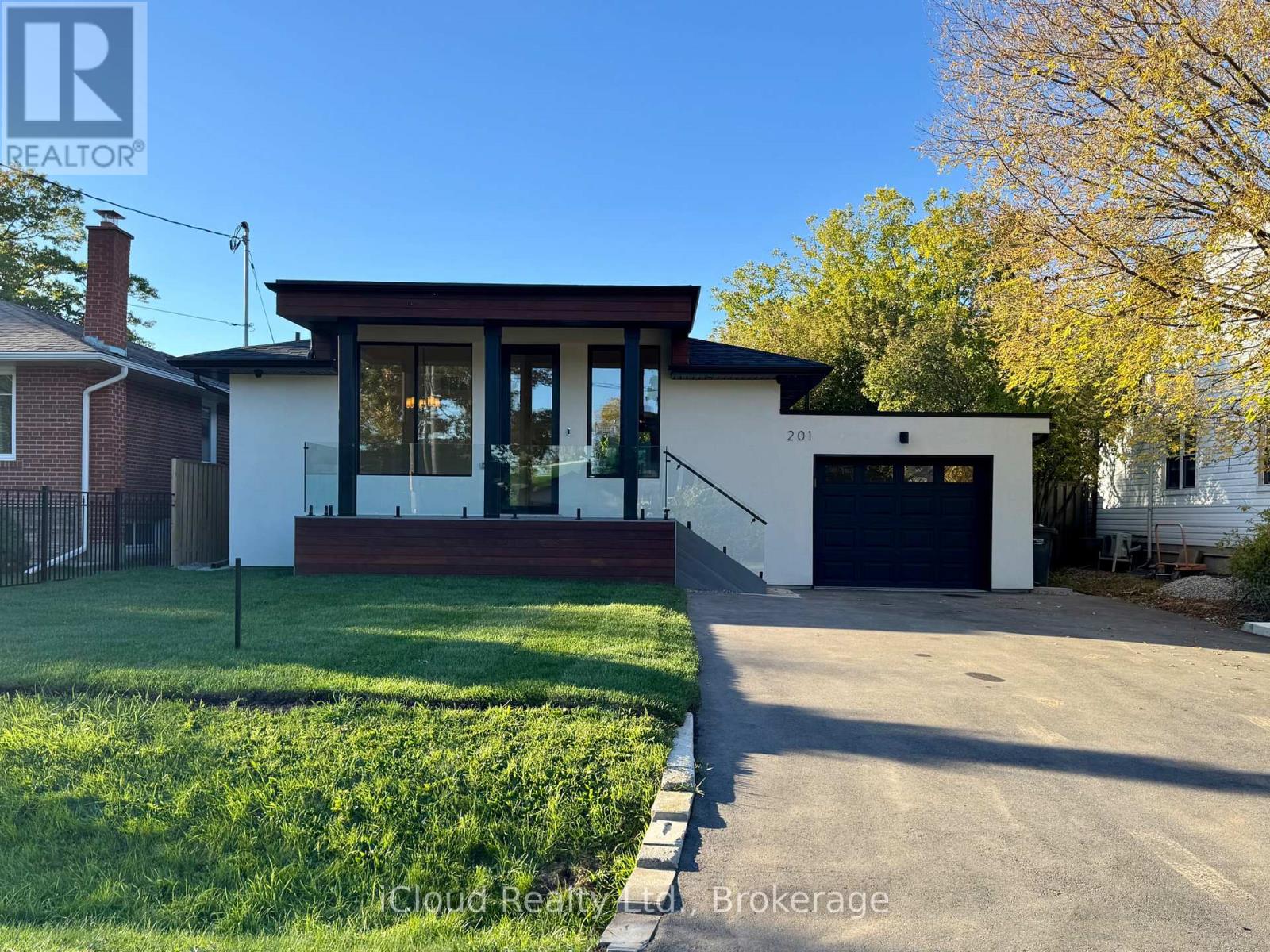 201 Troy St, Mississauga, ON L5G 1S9