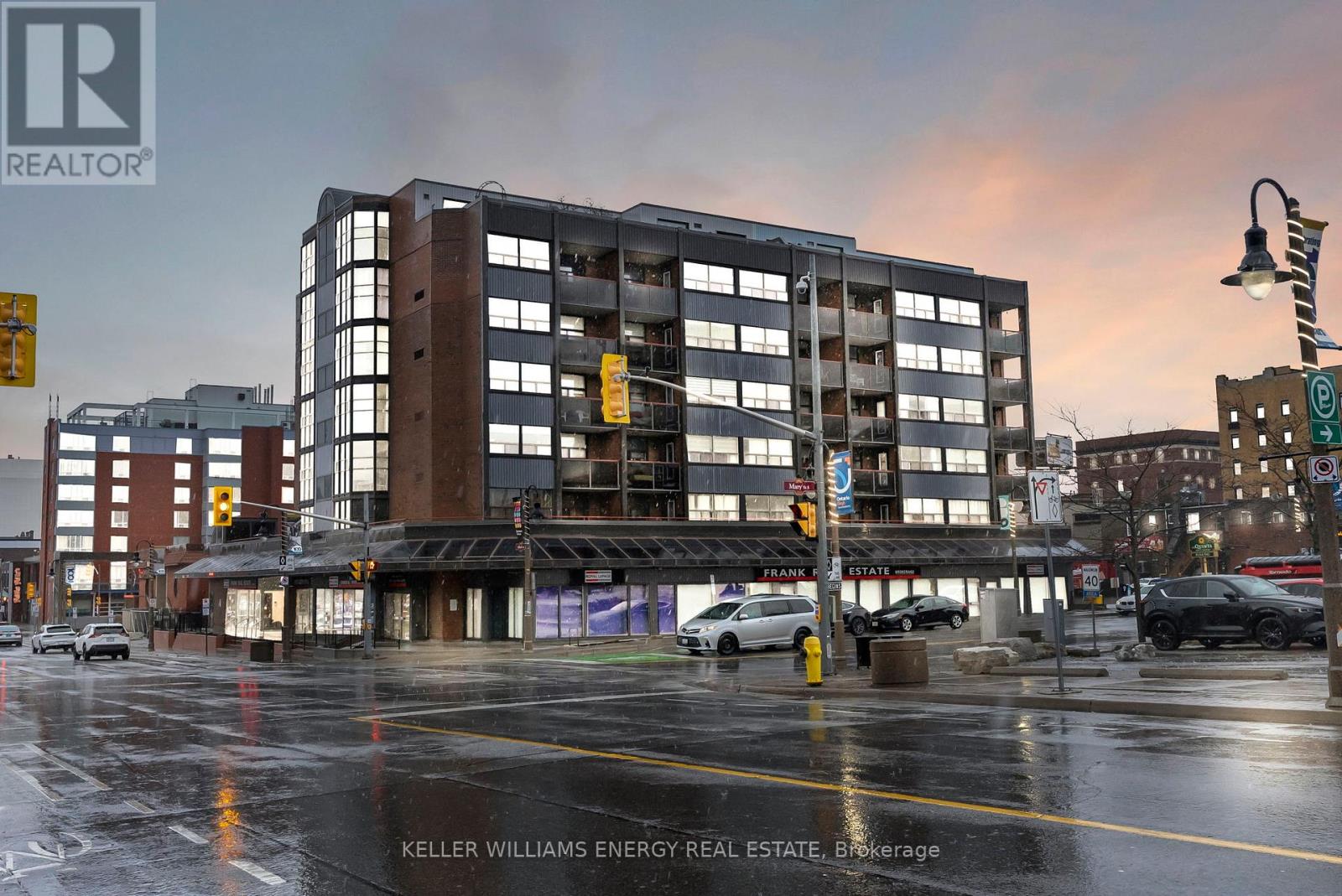 302 80 Athol St E, Oshawa, ON L1H 8B7