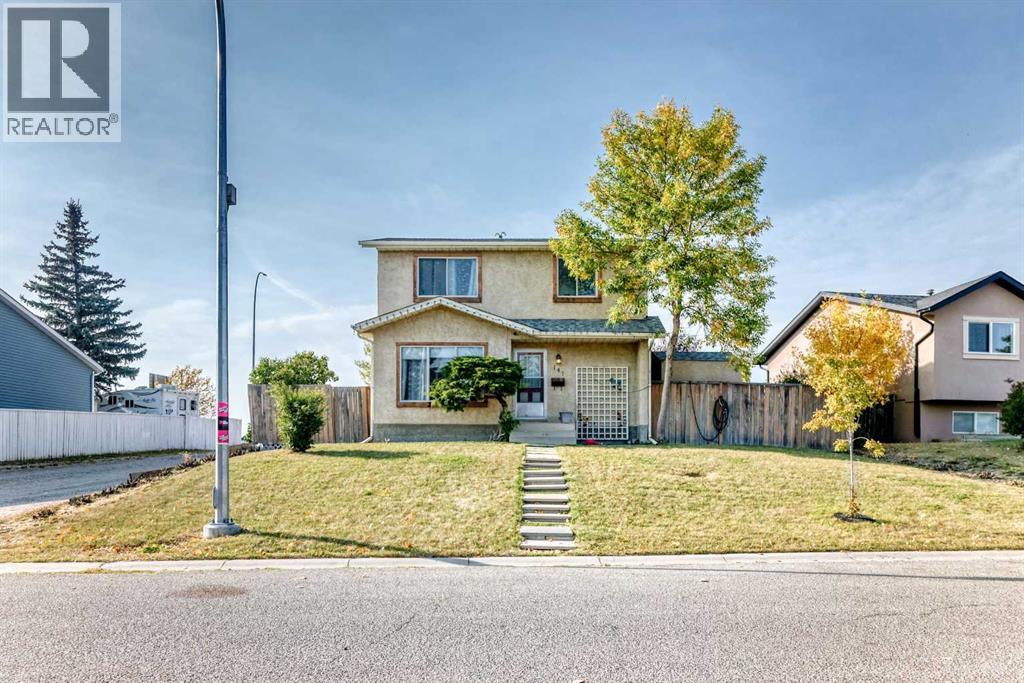147 Castledale Way NE, Calgary, AB T3N 1B7