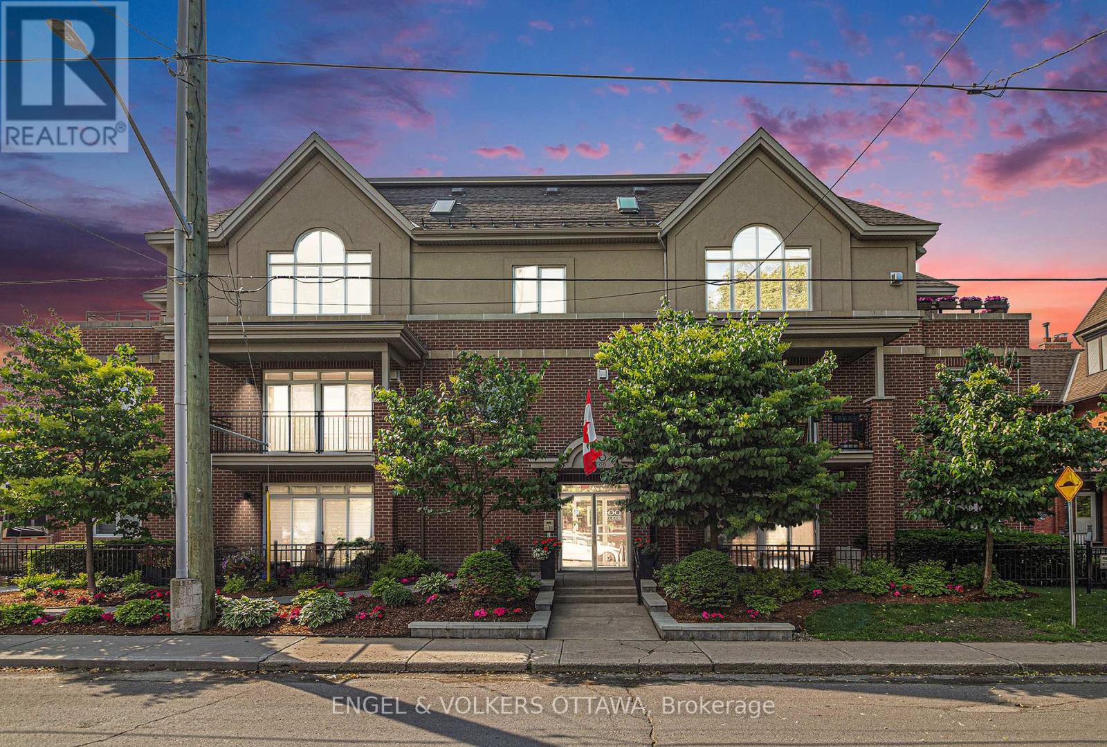 104 400 Mcleod St, Ottawa, ON K2P 1A6