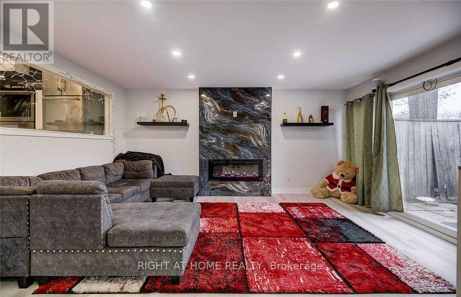 24 Springfair Ave, Aurora, ON L4G 3M2