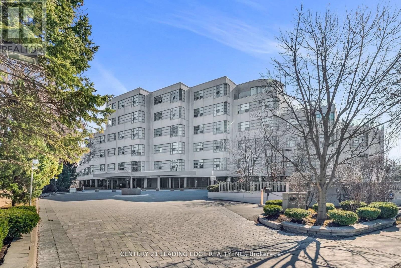 208 1 Watergarden Way, Toronto, ON M2K 2Z7