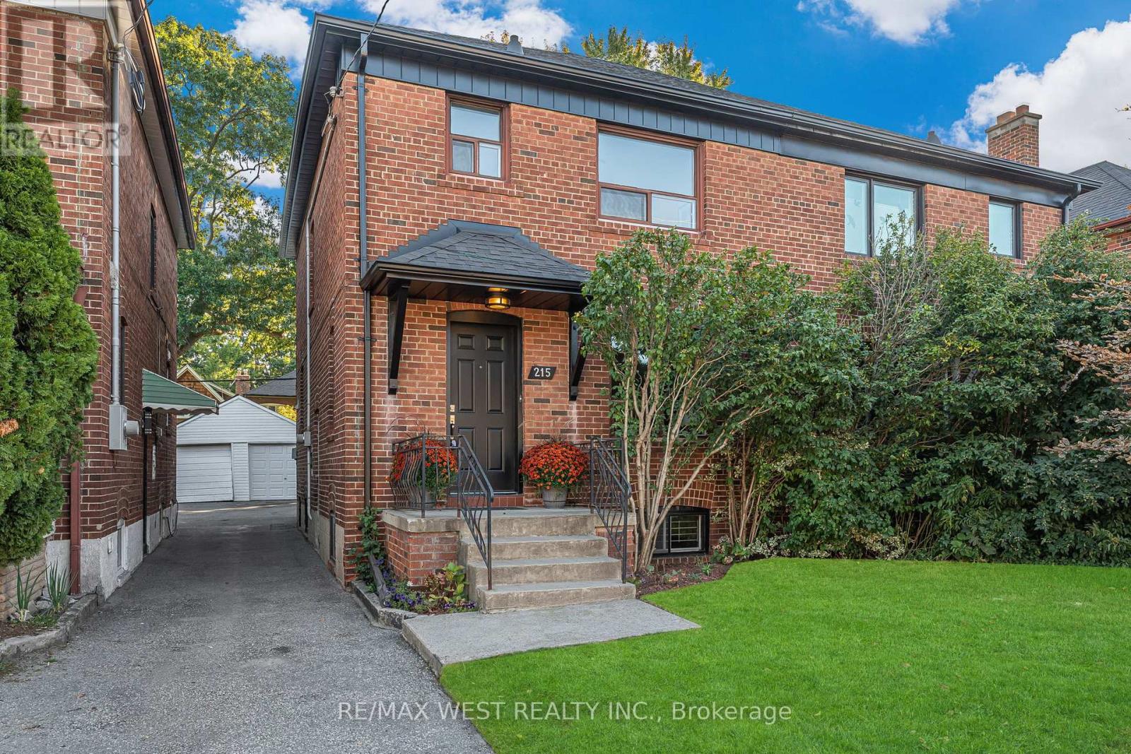 215 Jane St, Toronto, ON M6S 3Y8
