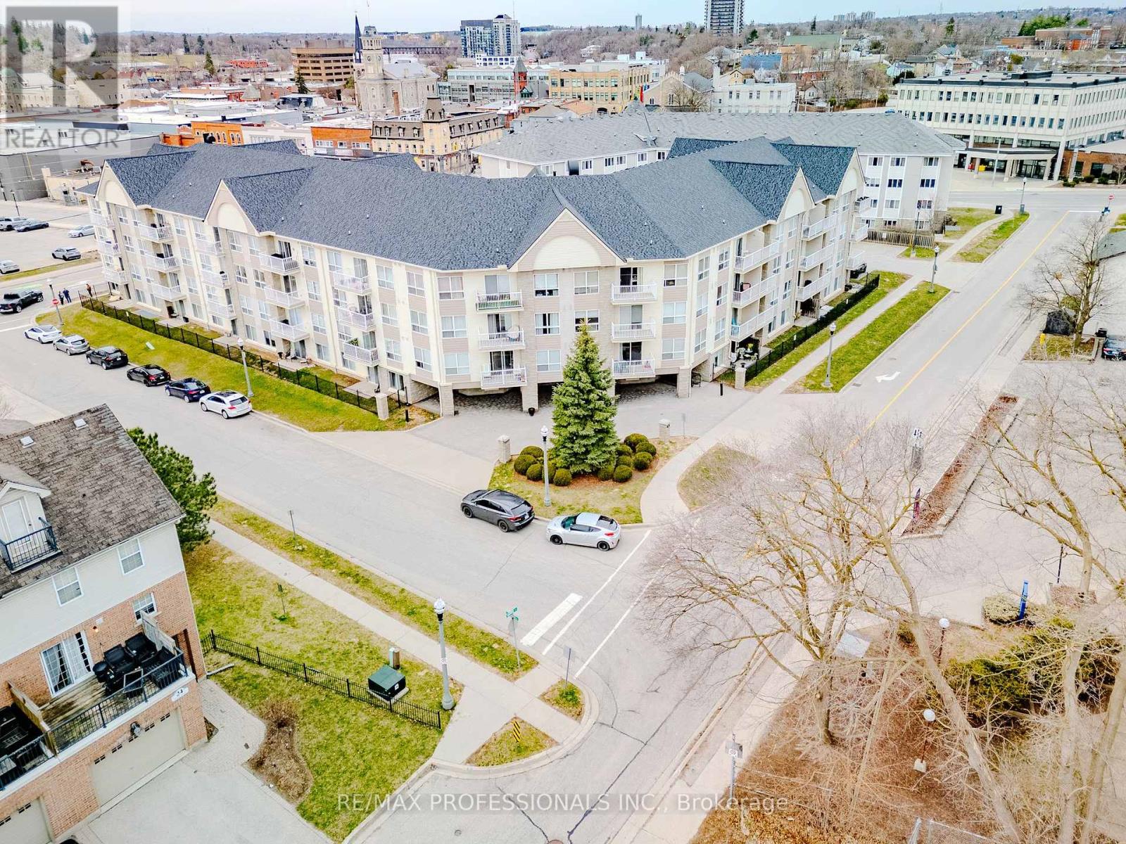 422 8 Harris St, Cambridge, ON N1R 8R1