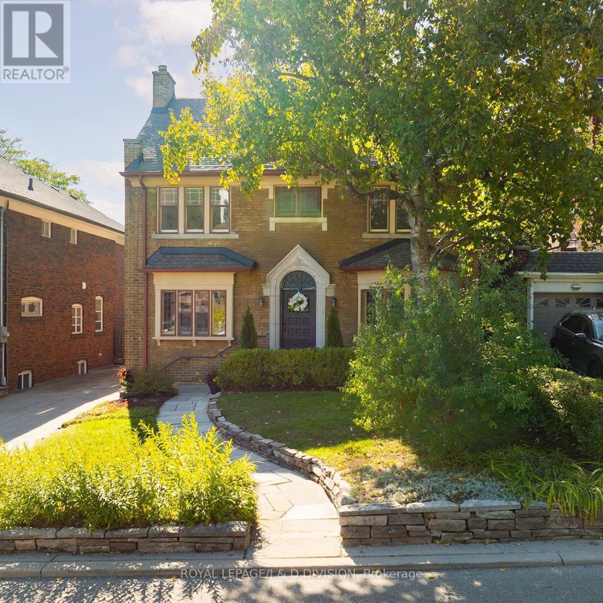 18 Grenadier Hts, Toronto, ON M6S 2W6