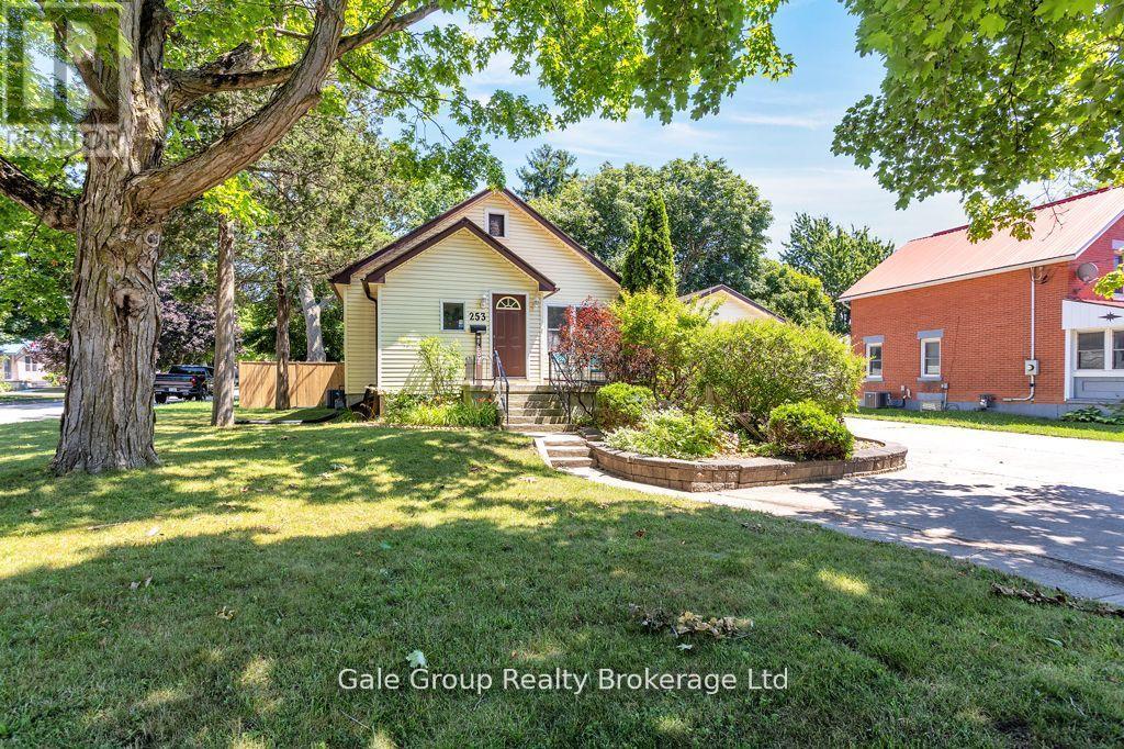 253 John St N, Aylmer, ON N5H 2B2